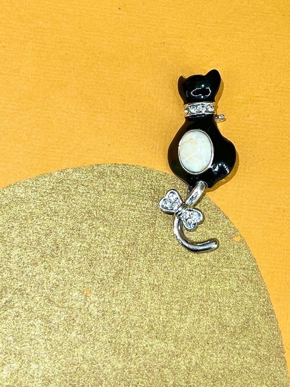 Canadian Champagne Jade Cat Pendant / Brooch / Pin Silver Colour